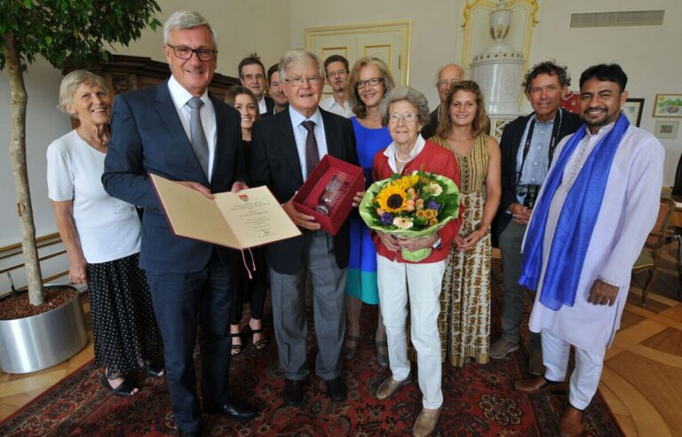 Dr. Werner Waldmann erhält den Ehrenbecher der Landeshauptstadt Salzburg