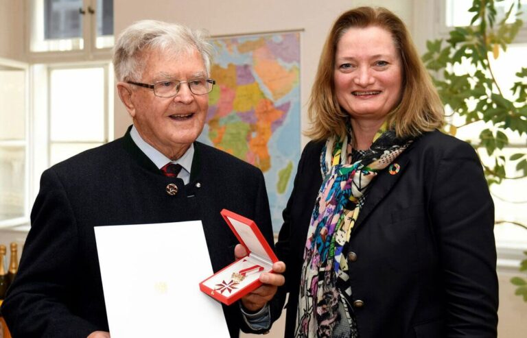 Verleihung des Ehrenzeichens für Verdienste um die Republik Österreich an Dr. Werner Waldmann
